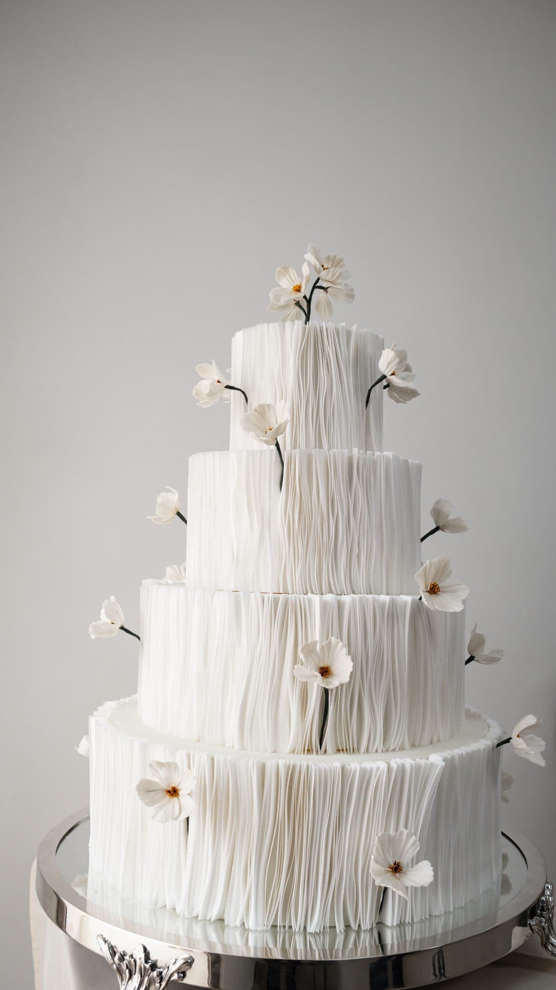 Bolo branco texturado com flores