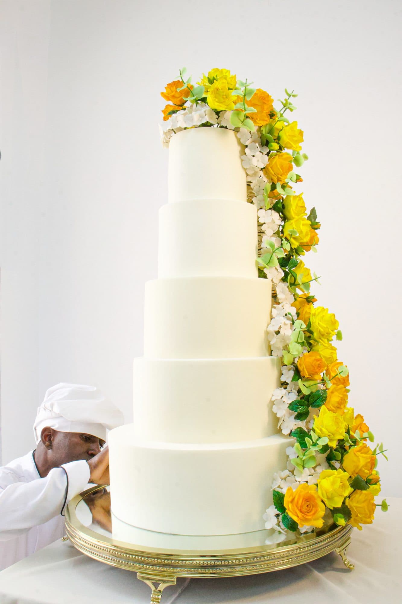 Bolo com cascata de rosas amarelas