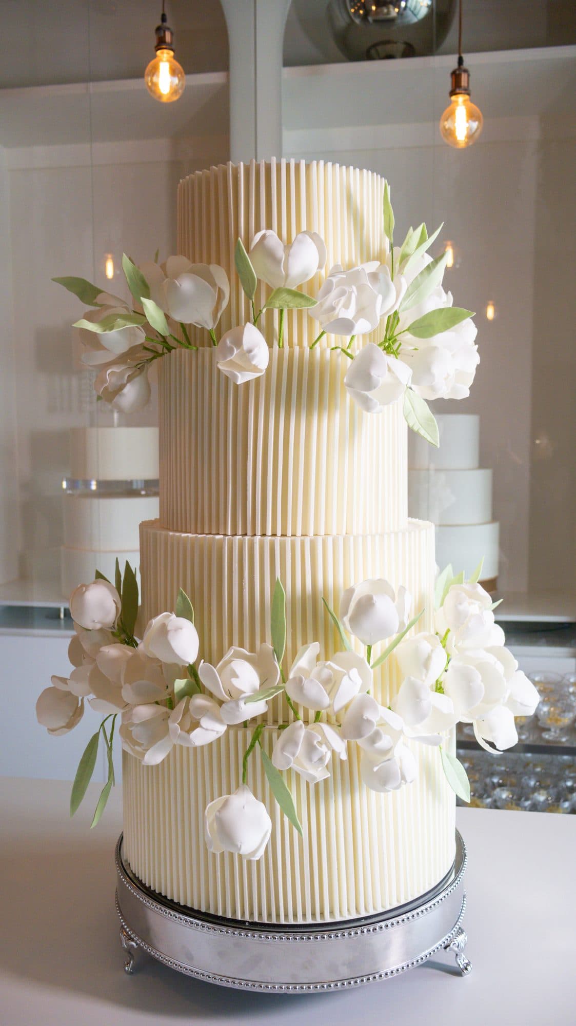 Bolo branco com tulipas de açúcar