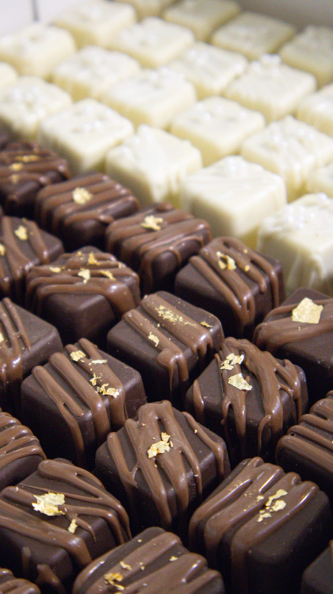 Bombons de chocolate com folha de ouro