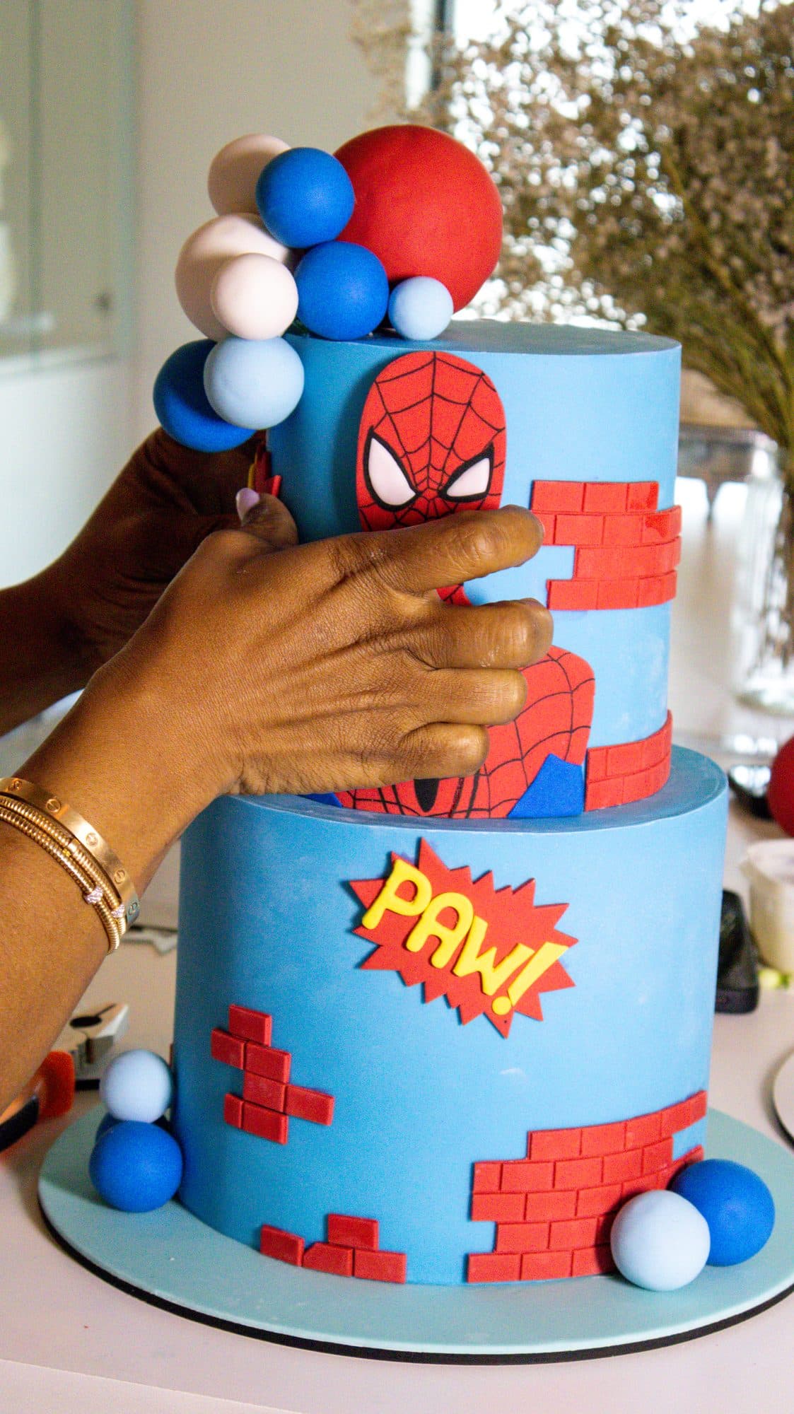 Montagem do bolo do Homem-Aranha, filmada pela Kubitech